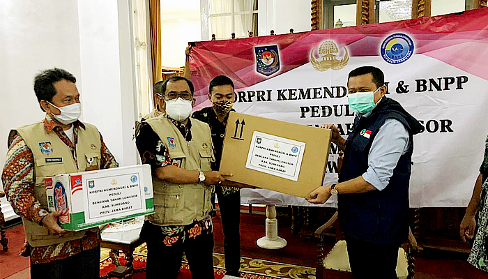 Kemendagri serahkan bantuan untuk korban terdampak bencana alam di Kabupaten Sumedang, Jawa Barat.
