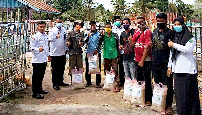 PDAM Nunukan bagikan beras ratusan karung untuk masyarakat.