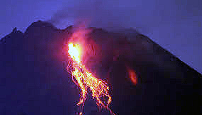 Gunung Merapi kembali muntahkan lava pijar.