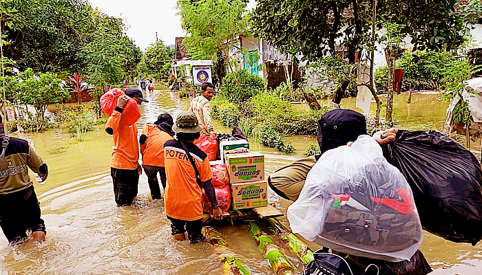 Dirikan dapur umum, PKS Jatim gelontor bantuan korban banjir bandang di Jember.