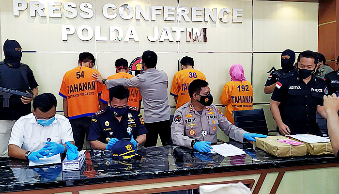 Amankan dua pengedar, Polda Jatim gagalkan penyelundupan sabu asal Malaysia.