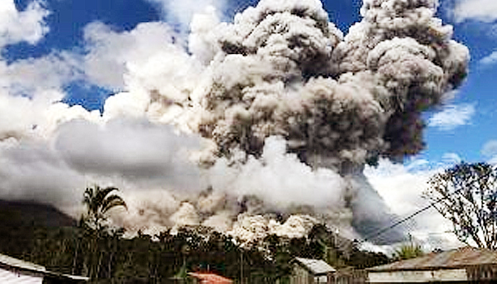 Gunung Sinabung menyemburkan abu hingga setinggi 500 meter.
