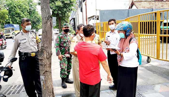 Tracking kontak ke warga, lacak penyebaran Covid-19 di Surabaya.