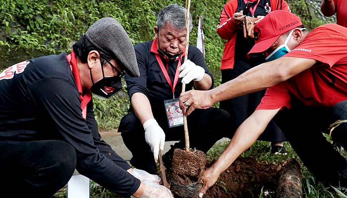 Bimtek partai di ibukota, Ketua PDIP Jatim tanam pohon di bantaran Sungai Ciliwung.