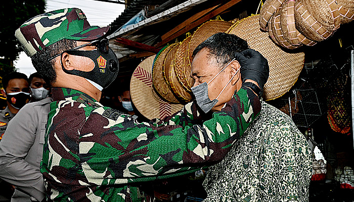 Pangdam Brawijaya pantau penerapan prokes di Pasar Simo.