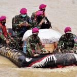 Arungi Sungai Citarum, Marinir Kirim Bantuan Kemanusiaan Korban Banjir Bekasi