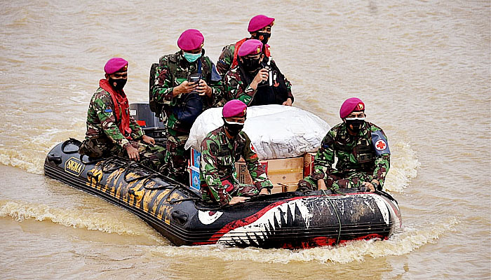 Arungi Sungai Citarum, Marinir kirim bantuan kemanusiaan korban banjir Bekasi.
