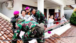 Prajurit Marinir TNI AL Evakuasi Warga Korban Banjir Ibukota
