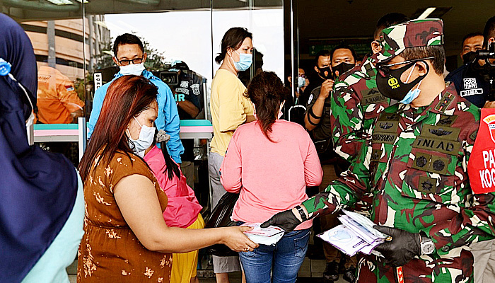 Forkopimda Jatim bagikan 25ribu masker di Pasar Grosir Surabaya.