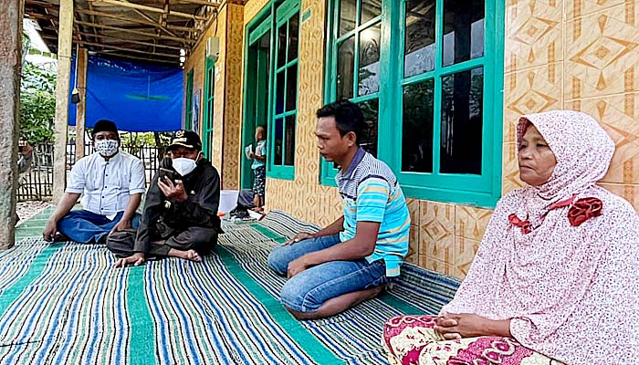 Bupati Fauzi kunjungi keluarga korban tenggelam KM Berhasil II di Desa Lobuk.