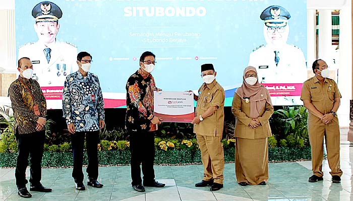 Penuhi sarana pelaku UMKM, Bank Jatim serahkan CSR untuk Pemkab Situbondo.
