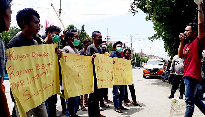 Tuntut listrik menyala, mahasiswa Kangayan demo DPRD Sumenep.