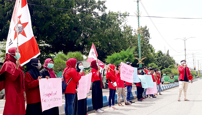 Aksi di Gedung DPRD Sumenep, GMNI tolak tambang fosfat.