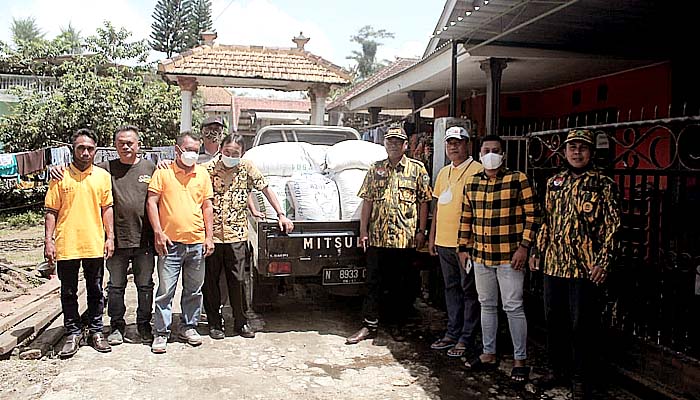Bantu sejahterakan petani, Golkar kabupaten Malang borong 1 ton beras petani.
