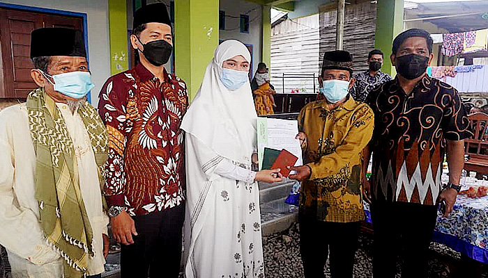 Jemput bola, Bupati Nunukan serahkan 35 buku nikah saat safari Ramadhan.