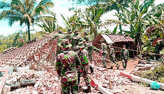 TNI kerahkan 700 personel pasca gempa di Malang.