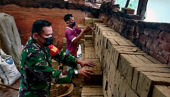 Anjangsana Babinsa guna motivasi usaha industri pengrajin batu bata.