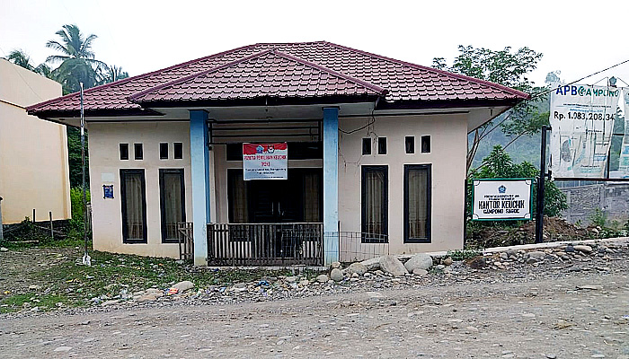 Keuchik baru Gampong Sagou bersihkan kantor desa dari semak belukar