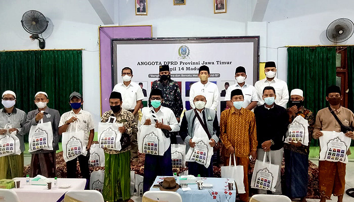 Bagikan vitamin, para Legislator DPRD Jatim dapil Madura rame-rame turun gunung ke Bangkalan.