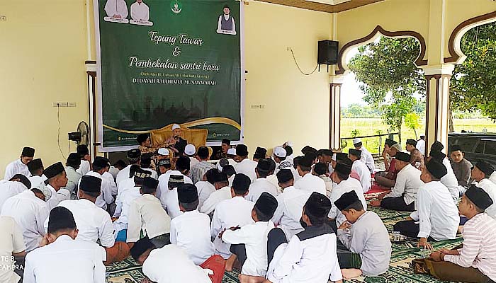 Ulama Kharismatik Aceh Peusijuek PSB mondok di LPI Raudhatul Munawwarah Meunasah Raya.