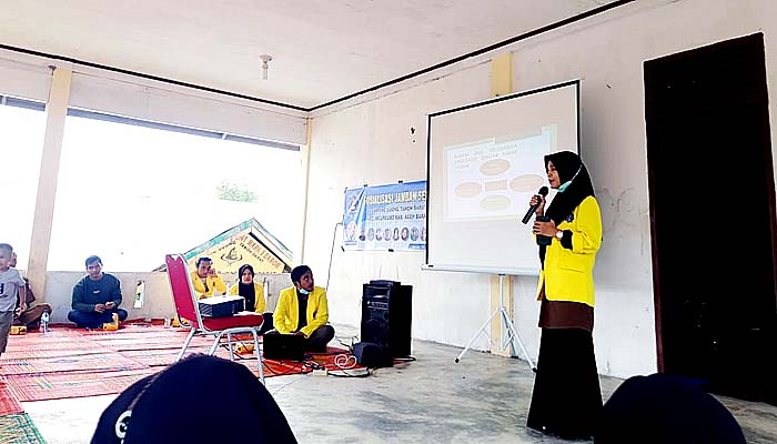 Sosialisasi inovasi jamban sehat mahasiswa Teknik Sipil UTU di Desa Ujong Tanoh Darat.