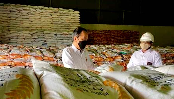 Kunjungi Gudang Bulog, presiden pastikan stok beras nasional.