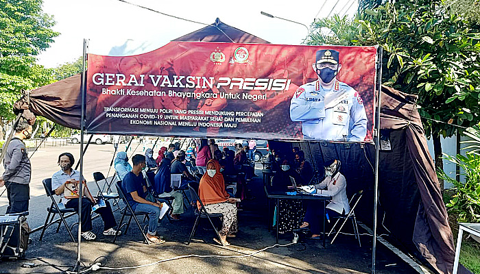 Tukang becak hingga asisten rumah tangga ikut vaksinasi di Gerai Vaksin Presisi Polres Tuban.