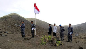 TNI AL-Lanal Ternate Gelar Upacara Pengibaran Merah Putih di Puncak Gamalama