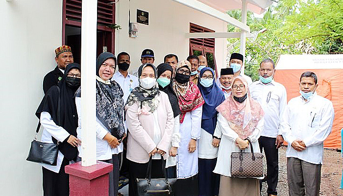 Jumat berkah siswa dan ASN Kemenag Banda Aceh bedah rumah Munazir.