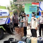 Terdampak Kekeringan, Polres Tuban Salurkan 40 Ribu Liter Air Bersih Kepada Warga