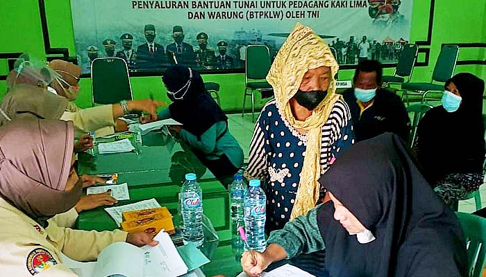 PKL Dapat Bantuan Tunai dari Kodim Surabaya Utara
