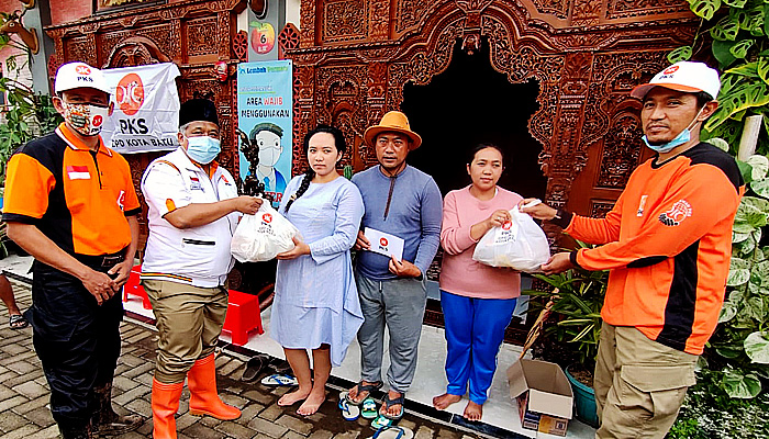PKS Jatim Kirim Bantuan Korban Banjir Bandang di Kota Batu