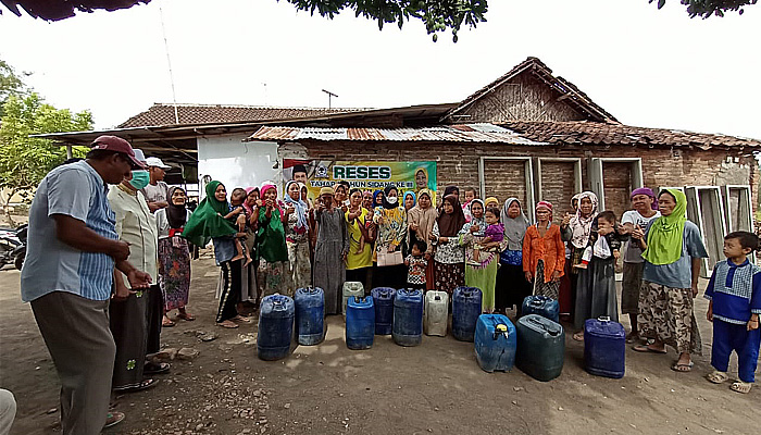 Krisis Air di Bulujaran Lor Probolinggo, Legislator Hasan Irsyad Gelontor 5000 Liter Air Bersih