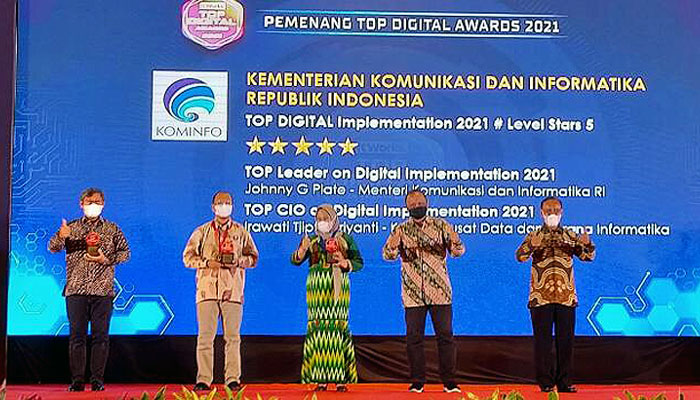 Menkominfo Terima Penghargaan TOP Leader on Digital Implementation 2021