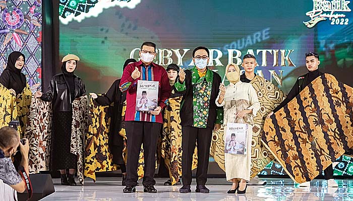 Gebyar Batik Pamekasan 2022 Bupati Baddrut berharap ekonomi pengrajin batik bangkit.