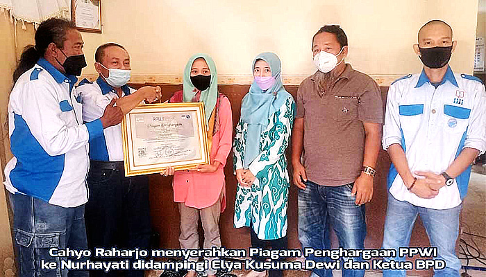 PPWI Cirebon sampaikan Piagam Penghargaan ke korban kriminalisasi aparat hukum, Nurhayati.