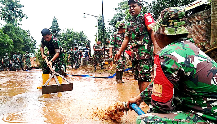 Pasca Banjir di Lawang, Korem terjunkan personel bersihkan material