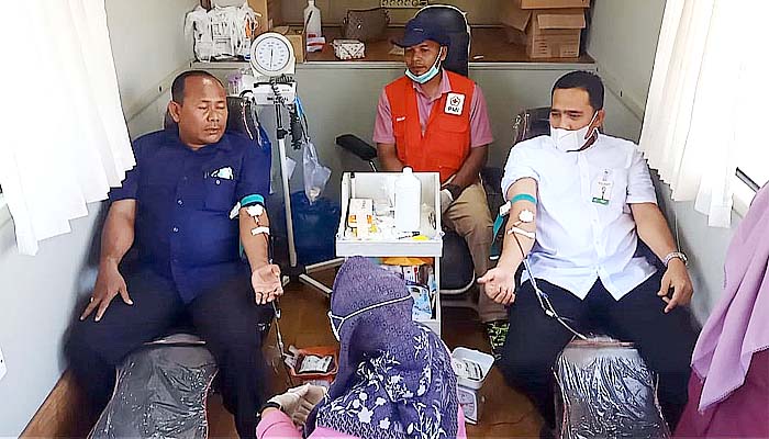 Wujud kepedulian, Kepala Bank Aceh cabang Meureudu kolaborasi dengan Socolatte donor darah bersama.