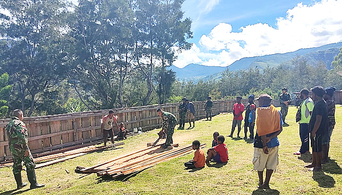 Keberadaan Satgas Pamtas Yonif MR 412 di perbatasan Papua, mampu wujudkan kemanunggalan TNI dan rakyat.