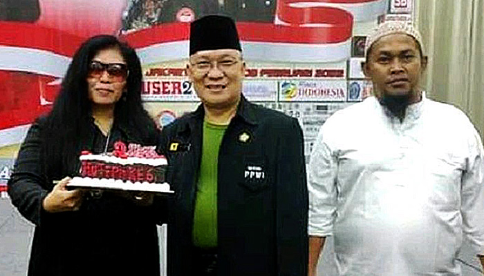 Foto: Kasihhati (kiri), Wilson Lalengke (tengah) dan pak Ustad dalam sebuah acara FPII di Jakarta