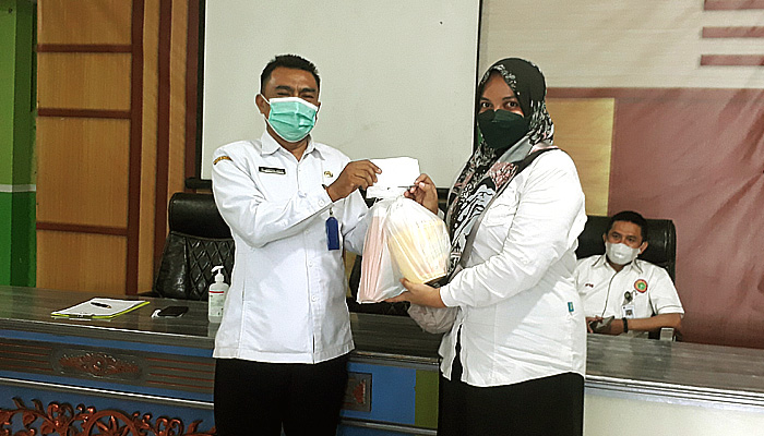 Berbagi berkah di bulan Ramadhan, Kapus Pragaan Abdul Azis berikan parcel untuk petugas kesehatan.