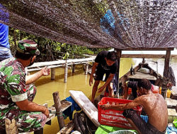Bahas Hasil Tangkapan Ikan, Babinsa Komsos Bersama Nelayan
