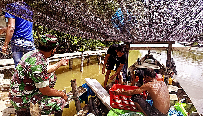Bahas hasil tangkapan ikan, Babinsa komsos bersama nelayan.