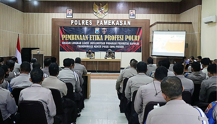 Tingkatkan etika profesi Polri, Bidpropam Polda Jatim gelar pembinaan di Polres Pamekasan.