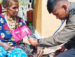 Tanpa Lelah Melayani Kesehatan, Binmas Noken Kembali Gelar Keladi Sagu di Sugapa Intan Jaya