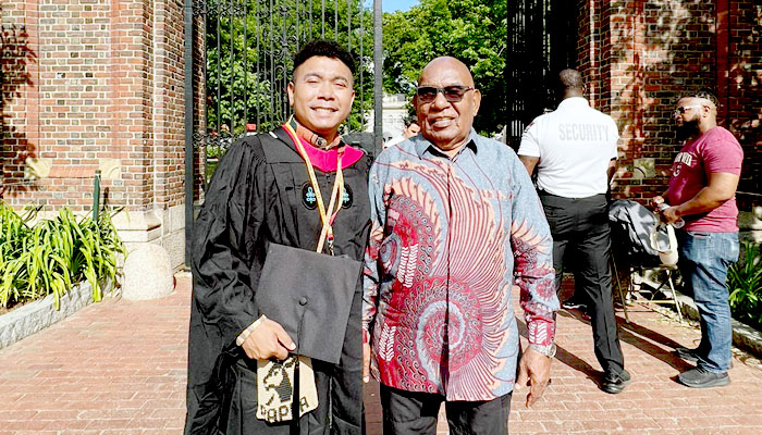 Guru honor asal Papua bergaji 100 ribu per bulan sukses kuliahkan anaknya di Universitas Harvard.