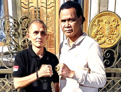 Ketua Umum GRIB Jaya Hercules Menyerahkan SK Mandat Penuh untuk Aceh kepada Zarkasyi