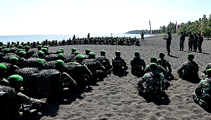 Kasdam V/Brawijaya pimpin upacara tradisi pembaretan siswa Dikjurtaif Gelombang II di Lapangan Pantai Jangkar Situbondo.