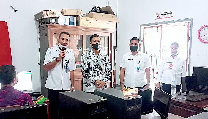 Pemkab Jembrana menyelenggarakan progam inovasi jemput bola KTP-el di SMK PGRI 2 Negara.