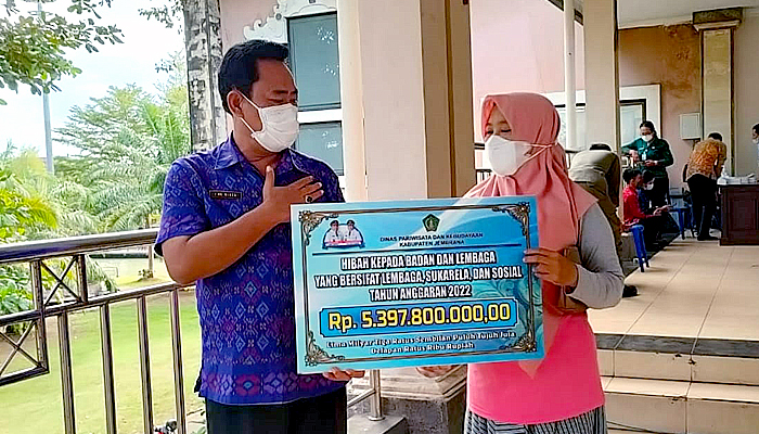 Plt Kadis Parbud Jembrana dampingi Bupati Tamba serahkan bantuan dana hibah.